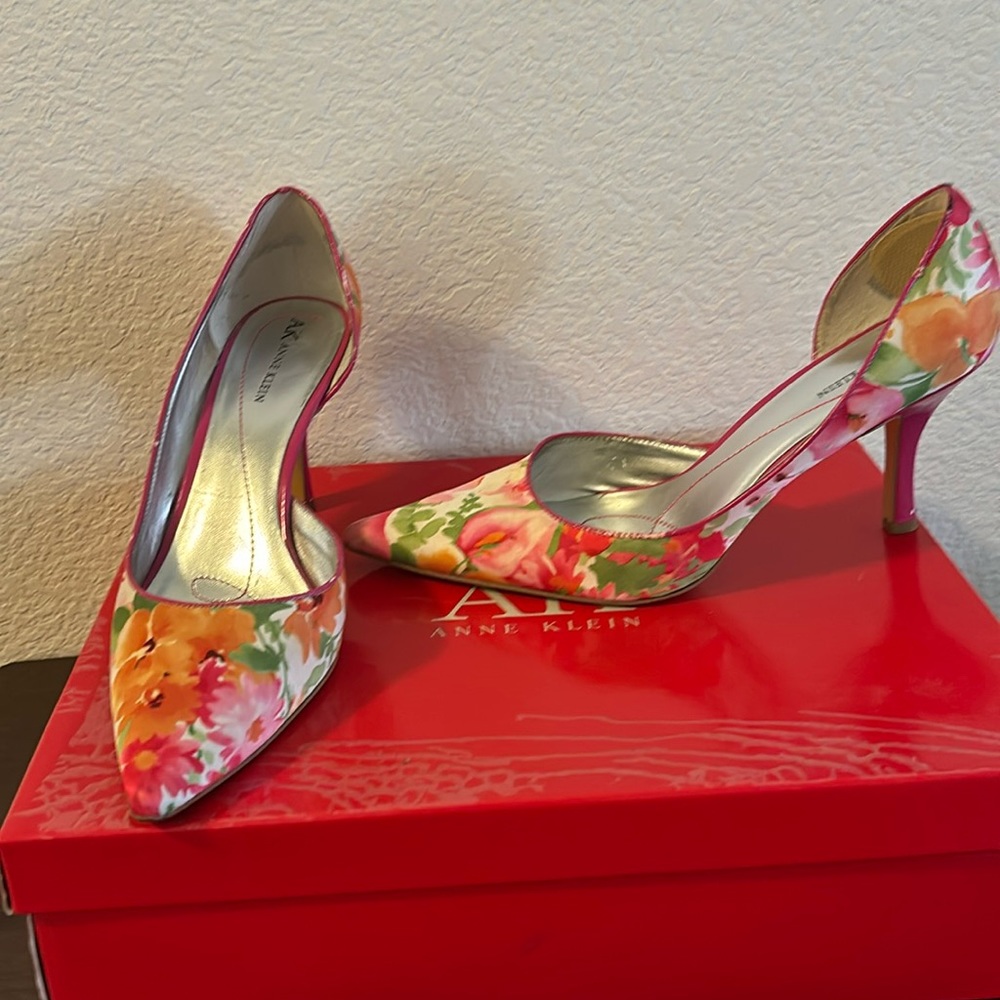 Calvin Klein lady’s shoes size 9.5M. Multi color